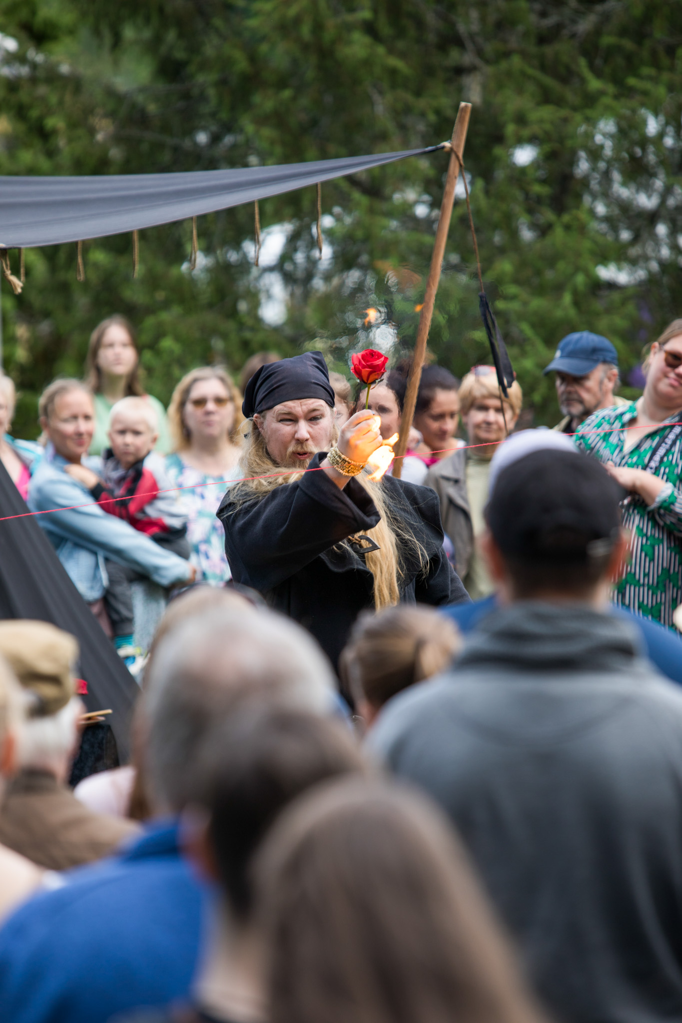 Mystikon ja loihtijan taikaesitys Rautakauden Birckalassa